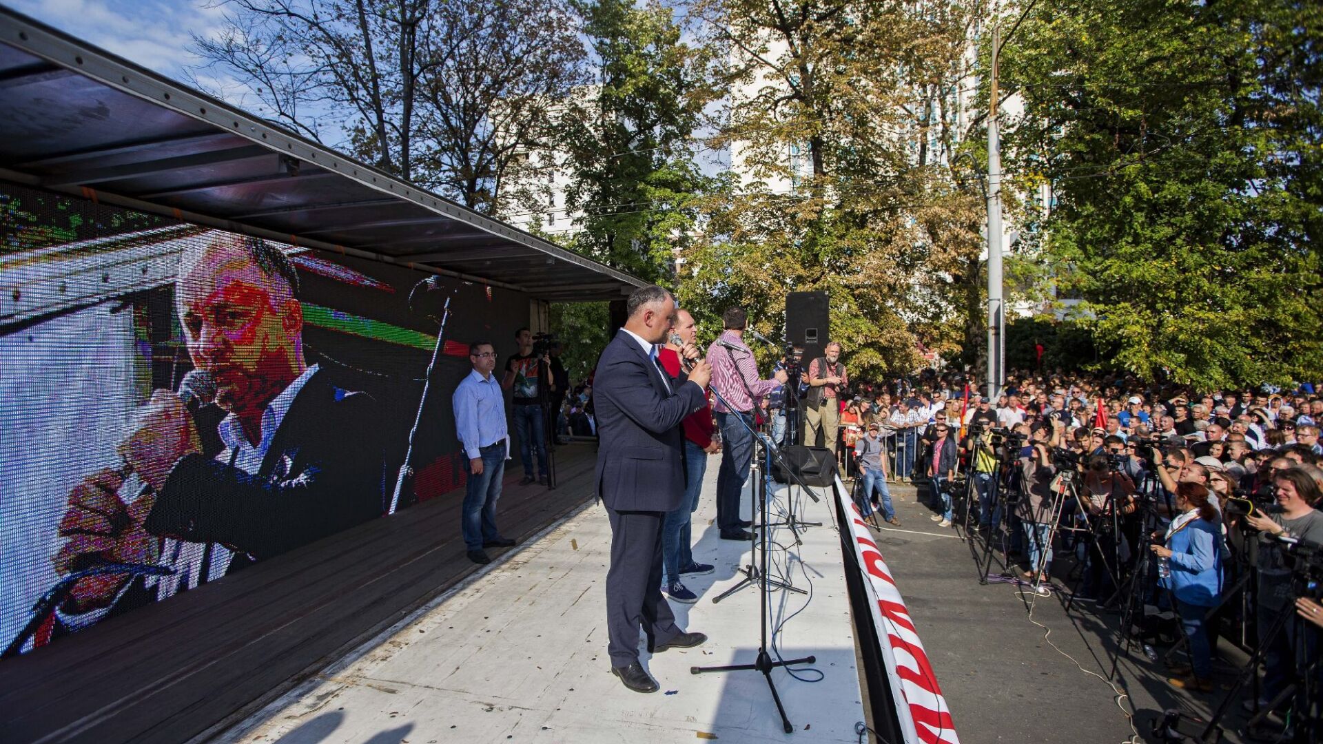 Многохиляден антиправителствен протест в Молдова (СНИМКИ)