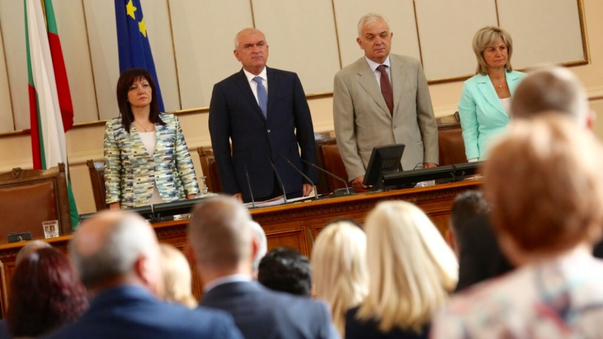 Парламентът поднови работа