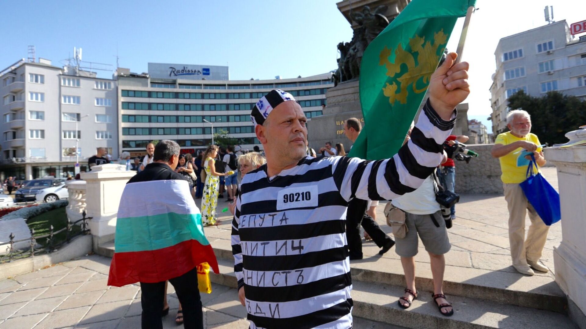 Протестиращи пред НС поискаха 2 г. без парламент