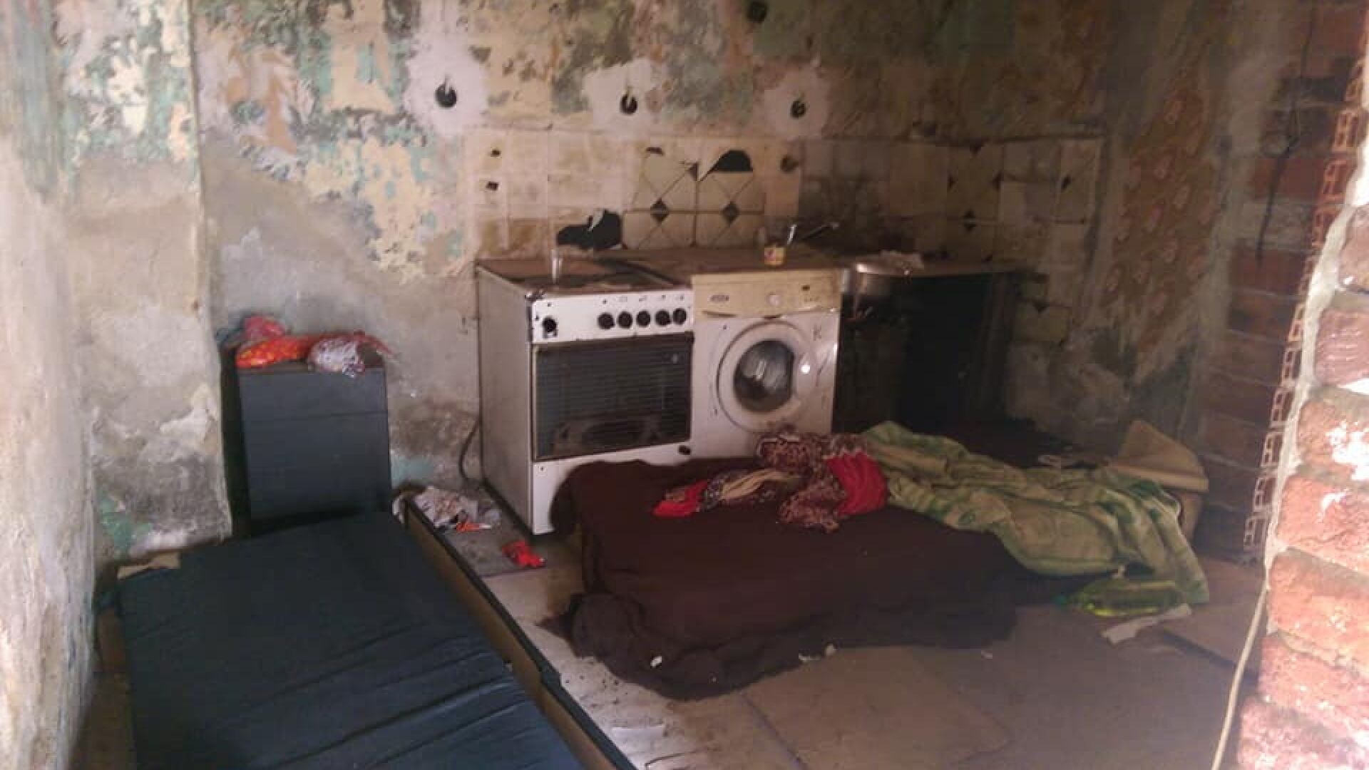 Къщата на мигрантите в „Модерно предградие“ (СНИМКИ)