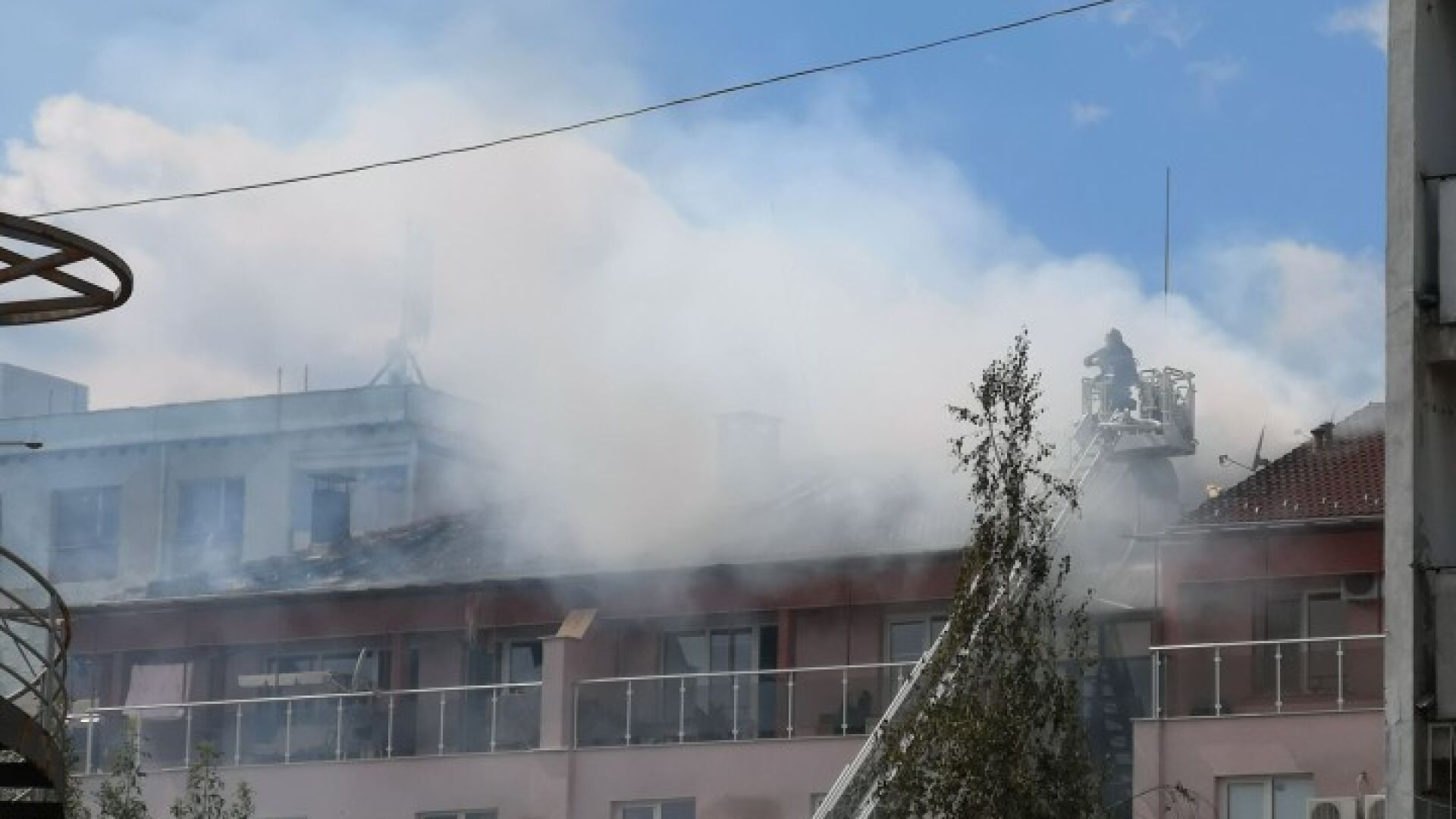 Аспиратор на заведение подпали жилищна сграда в 