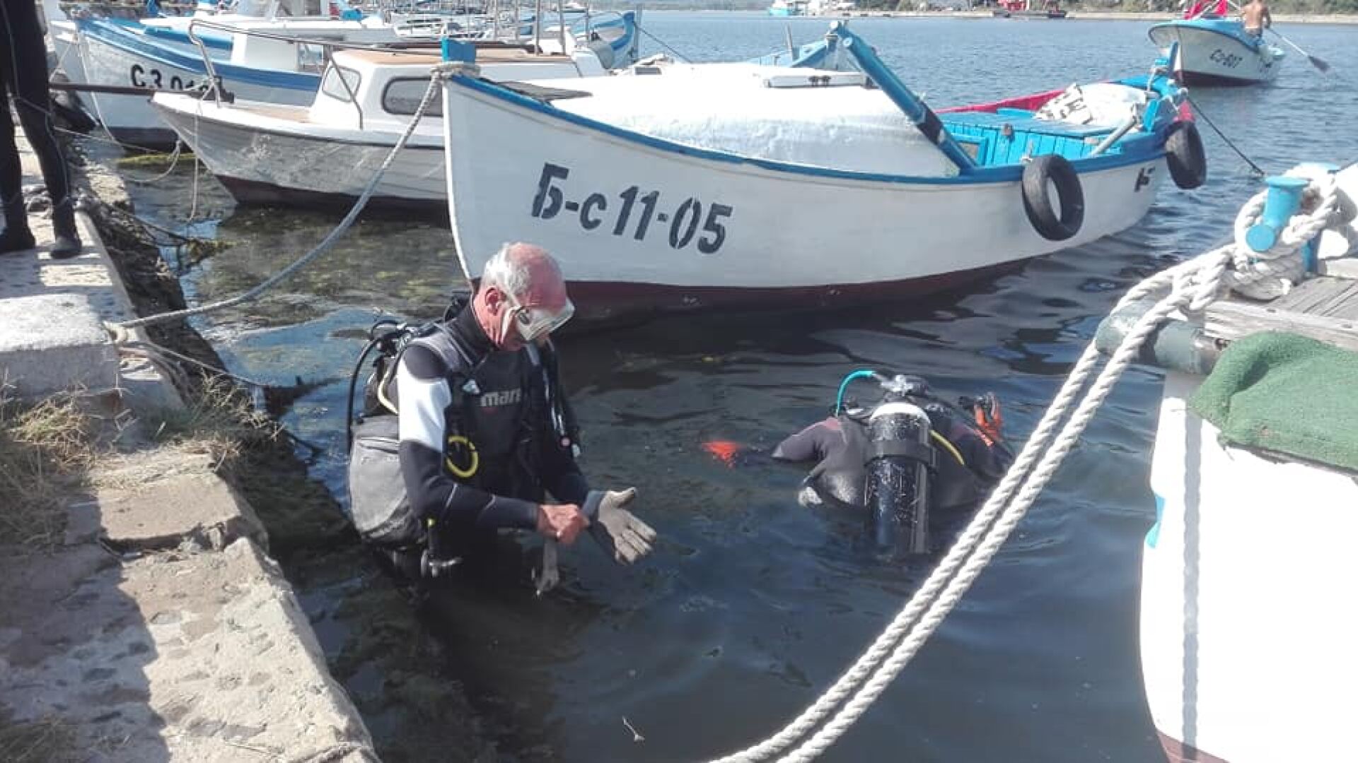 Водолази чистят морското дъно край Созопол (СНИМКИ)