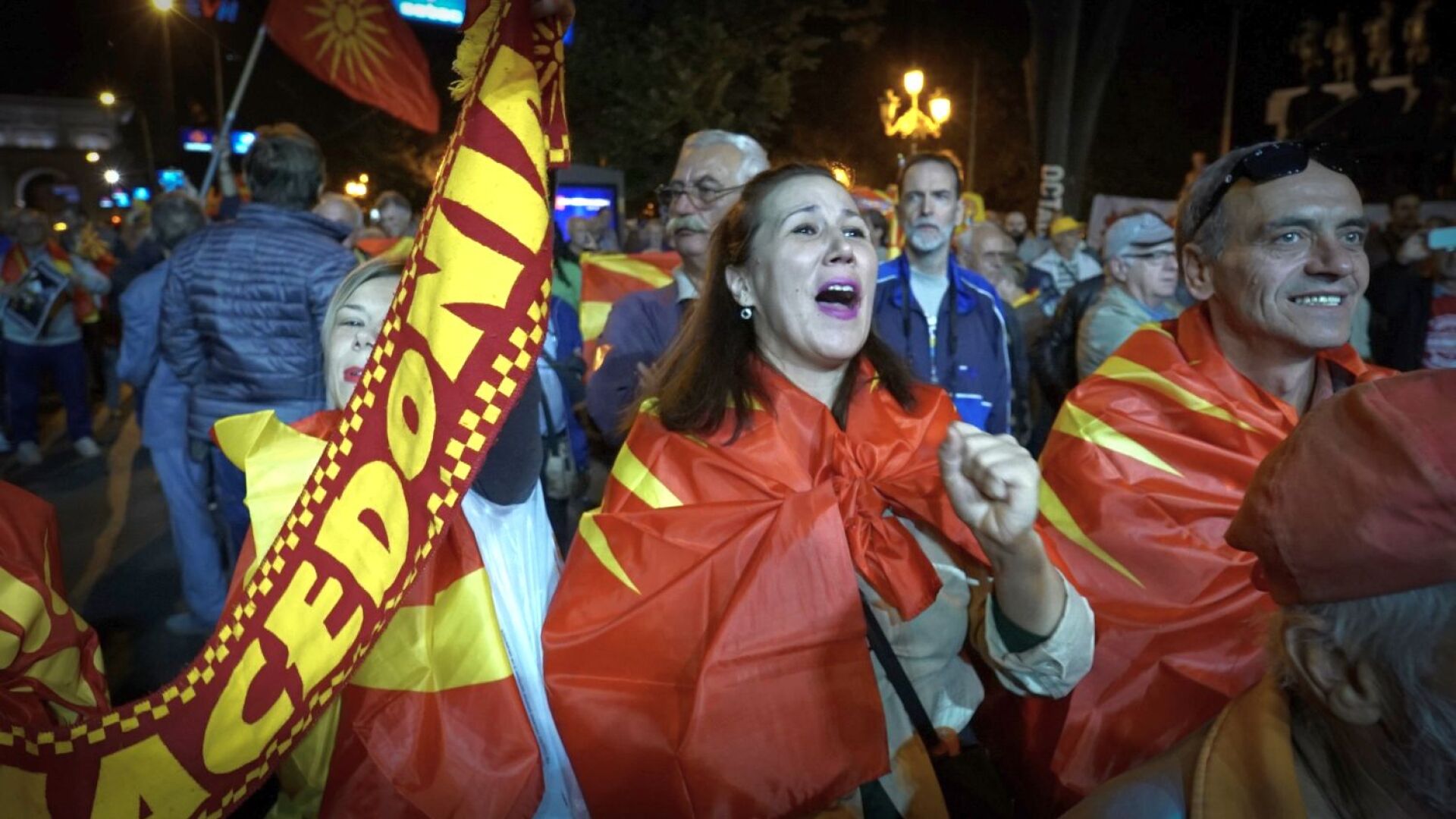 Противници на референдума празнуват пред парламента в Скопие (ГАЛЕРИЯ)