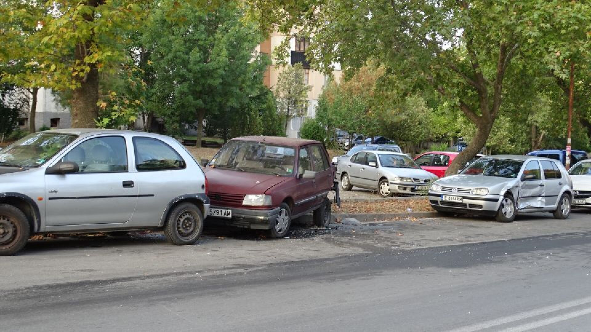 Шофьор блъсна три паркирани коли в Благоевград и избяга (СНИМКИ)
