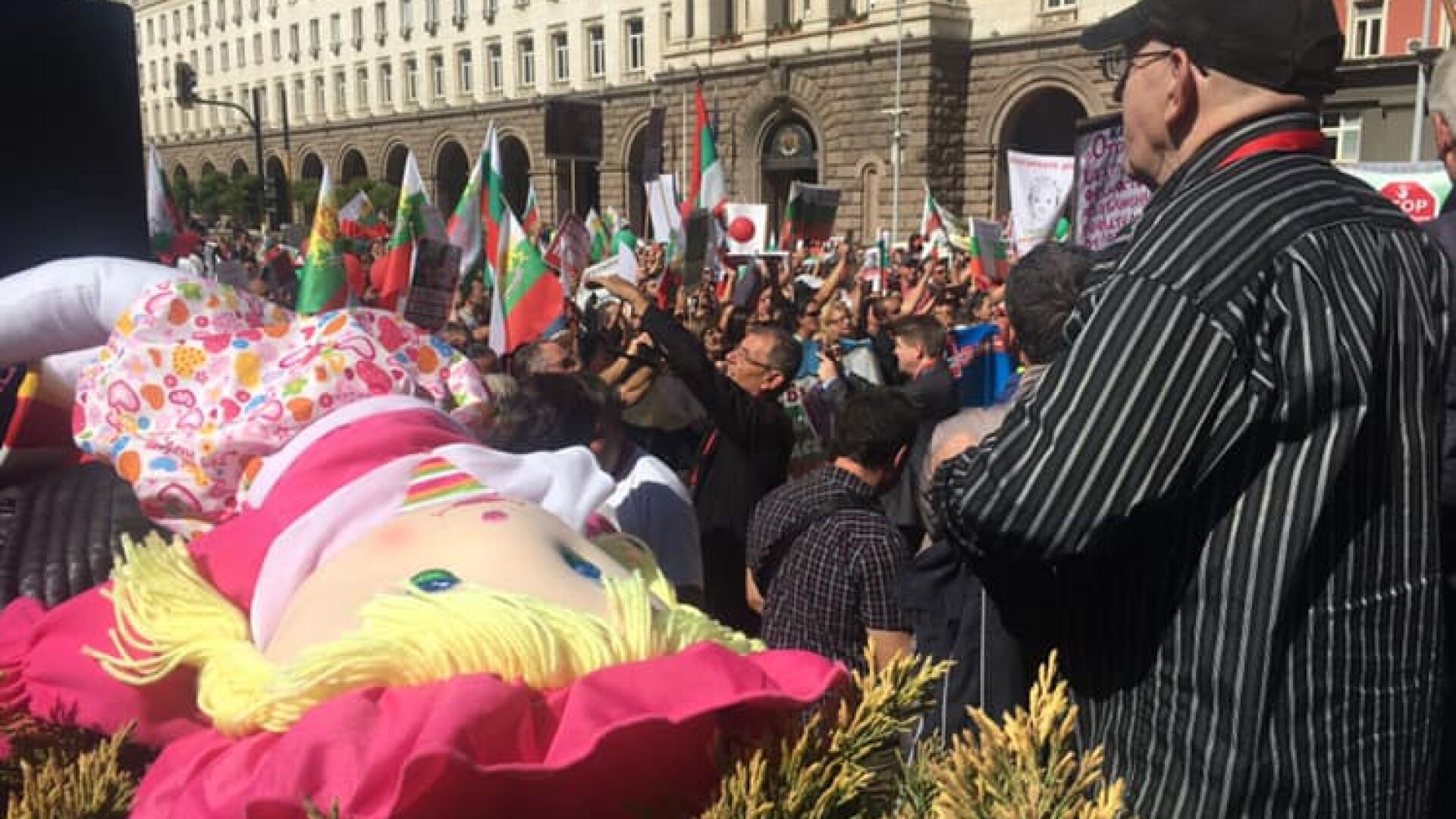 Протест на родители блокира центъра на София (СНИМКИ)