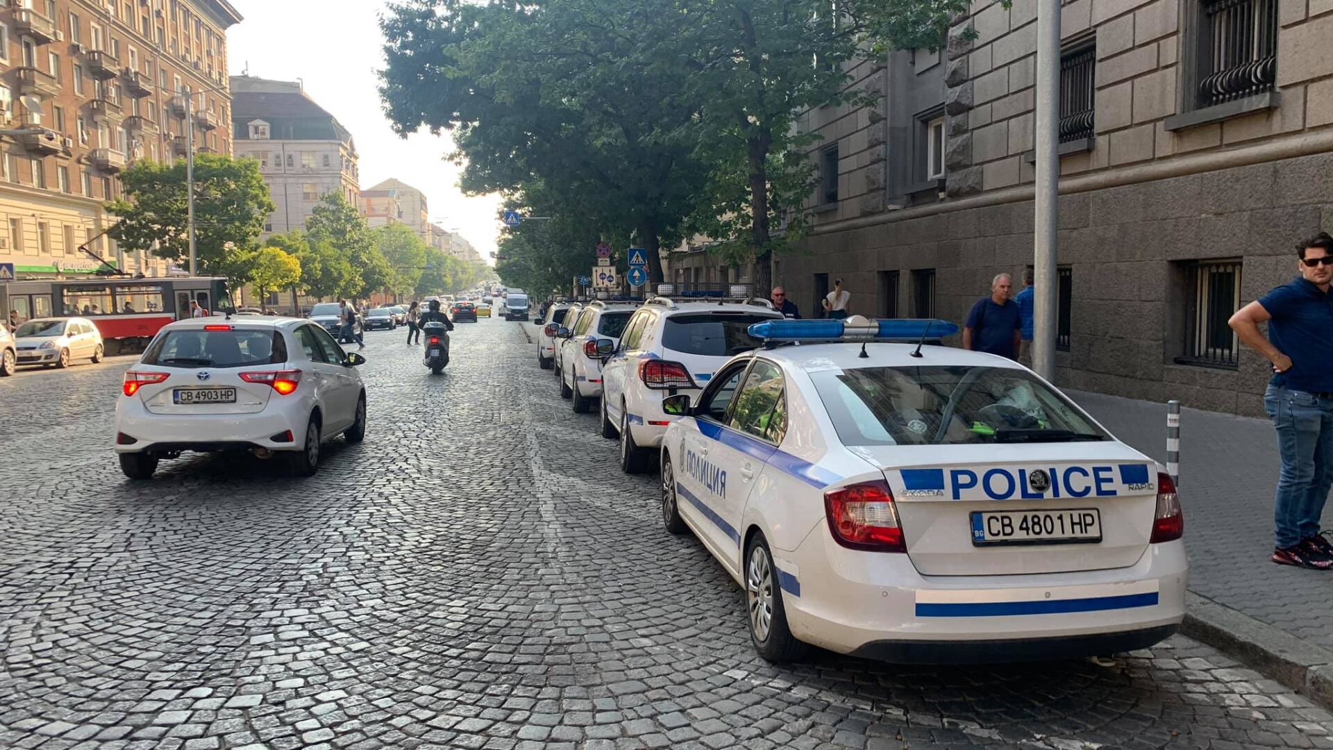 В очакване на големия протест: Полиция обгради НС 