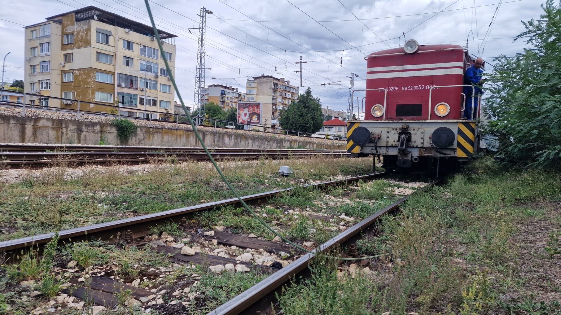 Скъсан кабел подпали локомотив на гара Мездра и блокира движението