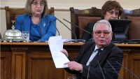 54 депутати дадоха на Конституционния съд комисията на Яне Янев
