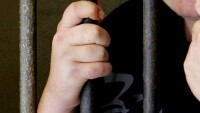 Трима непълнолетни затворници раниха надзиратели 