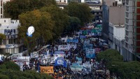 Десетки хиляди излязоха на протест в Аржентина (ВИДЕО)