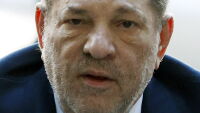 Адвокатът на Харви Уайнстийн призова да се гледа с 