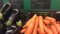 Остра реакция на големите вериги заради задължението да продават местна продукция