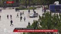 Екшън по време на избори: Мъж нахлу с колата си на централния площад в Тирана