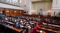 Спор в парламента за гласуването на българите в чужбина и броя на секциите извън ЕС 