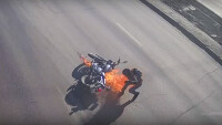 Моторист се запали на оживен булевард в Русия (ВИДЕО)