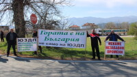 Протест на служители на дърводобивни фирми блокира пътя за Банско