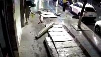 На косъм от смъртта: Огромен билборд се срути на сантиметри от жена (СНИМКИ)