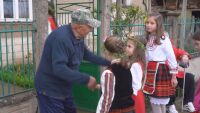 90-годишният Лазар посрещна лазарки в Монтанско: 