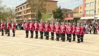 Малки гвардейци от Елин Пелин получиха осветено знаме от президента