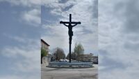 Издигнаха 12-метров кръст с разпнат Христос на кръстовище в Елин Пелин (ВИДЕО)