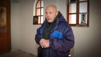 „Искам да останат за бъдещето, да не се загуби вярата“: Скулптор 25 години строи параклиси в Родопите
