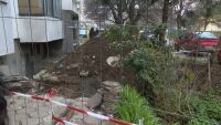 Месеци наред блокиран тротоар в „Мусагеница“ след авария застрашава деца и жители