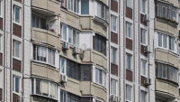 В акт на отмъщение към майка си: Дете изхвърли 88 000 долара през прозореца на дома им