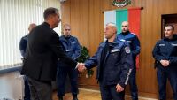 Наградиха полицаите, спасили детето от трагично падане в Ямбол (СНИМКИ)