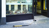 Обирали магазини за скъпи бижута в Европа: Екстрадират член на 