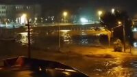 Бедствено положение в Турция: Наводнения взеха две жертви и срутиха мост (ВИДЕО)
