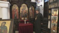 Пламъкът на Благодатния огън се пази у нас от миналата Велика събота. В храма 