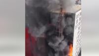 Цял блок в пламъци при ужасяващ пожар, най-малко 11 са ранени, десетки евакуирани (ВИДЕО)