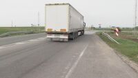 Опасно кръгово кръстовище в Ямболско: „Превърна се в алея на смъртта“, „тирове минават като джигити“ 