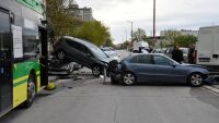 Автобус на градския транспорт помете пет коли в Хасково (СНИМКИ)
