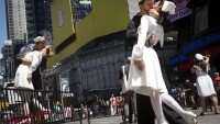 Близо 200 двойки се целунаха на 