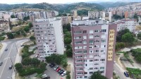Граждани и общини притеснени от спирането на програмата за саниране