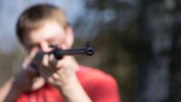 Военният съд остави в ареста ефрейтора, застрелял мъж с въздушна пушка на празненство