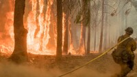 Продължава да бушува пожарът в Калифорния