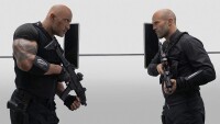 „Бързи и яростни”, но никога губещи: Скалата и Стейтъм с мачо претенции за „Хобс и Шоу”