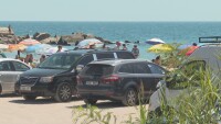 Три реда паркирани коли и само петима глобени на плаж Болата