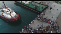 Рекорд: Грузинец издърпа 200-тонна лодка с пръст (ВИДЕО)