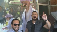 Бареков занесе знаме и камъни на „Да, България“, не му отвориха (СНИМКИ)