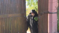 Монахиня се опитва да спаси вековен манастир от набезите на крадци