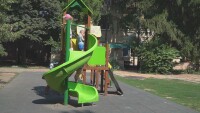 Бълхи на площадките в Добрич: Родители настояват от общината да пръскат по-често