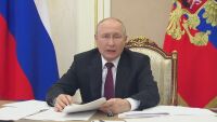 Спекулации за двойник на Путин: Президентът търси часовника си на лявата ръка, а той е на дясната