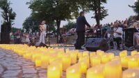 Джаз и нов рекорд: 17 хиляди свещи озаряват концерта на Боби Вълчев