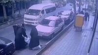 Кадри набират популярност в мрежата: Полицаи отвеждат момичета без хиджаб (ВИДЕО)