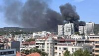 Загасиха пожара в строителната борса във Варна