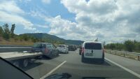 Тир аварира на АМ „Струма“, образувало се е огромно задръстване