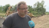 Огънят не стига до къщите в Плоски благодарение и на Божко от Симитли, който идва с булдозера